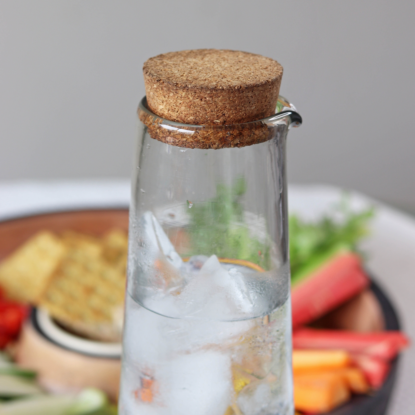 CARAFE WITH LID