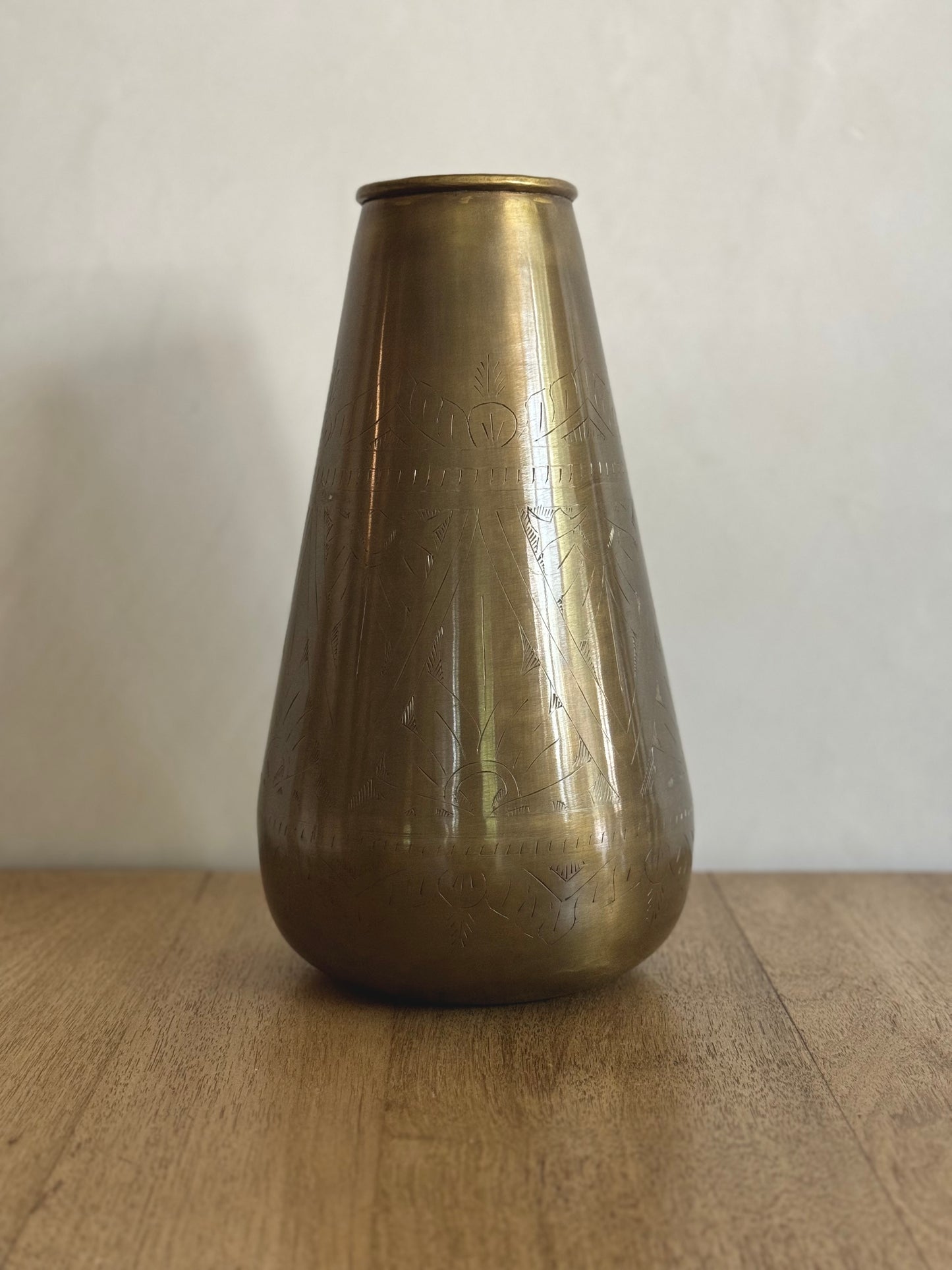 SLEEK BRASS VASES- detailed-ALTROVE