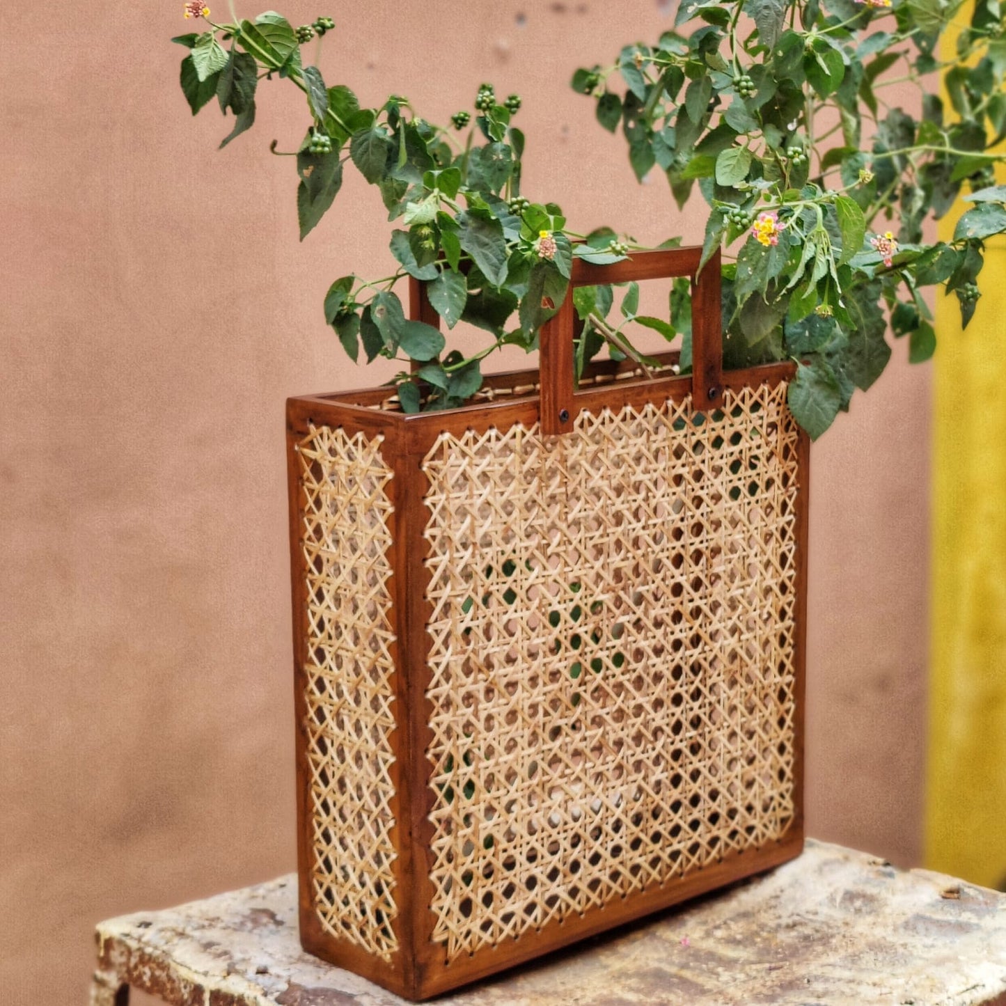 EPICUREAN MAGAZINE HOLDER