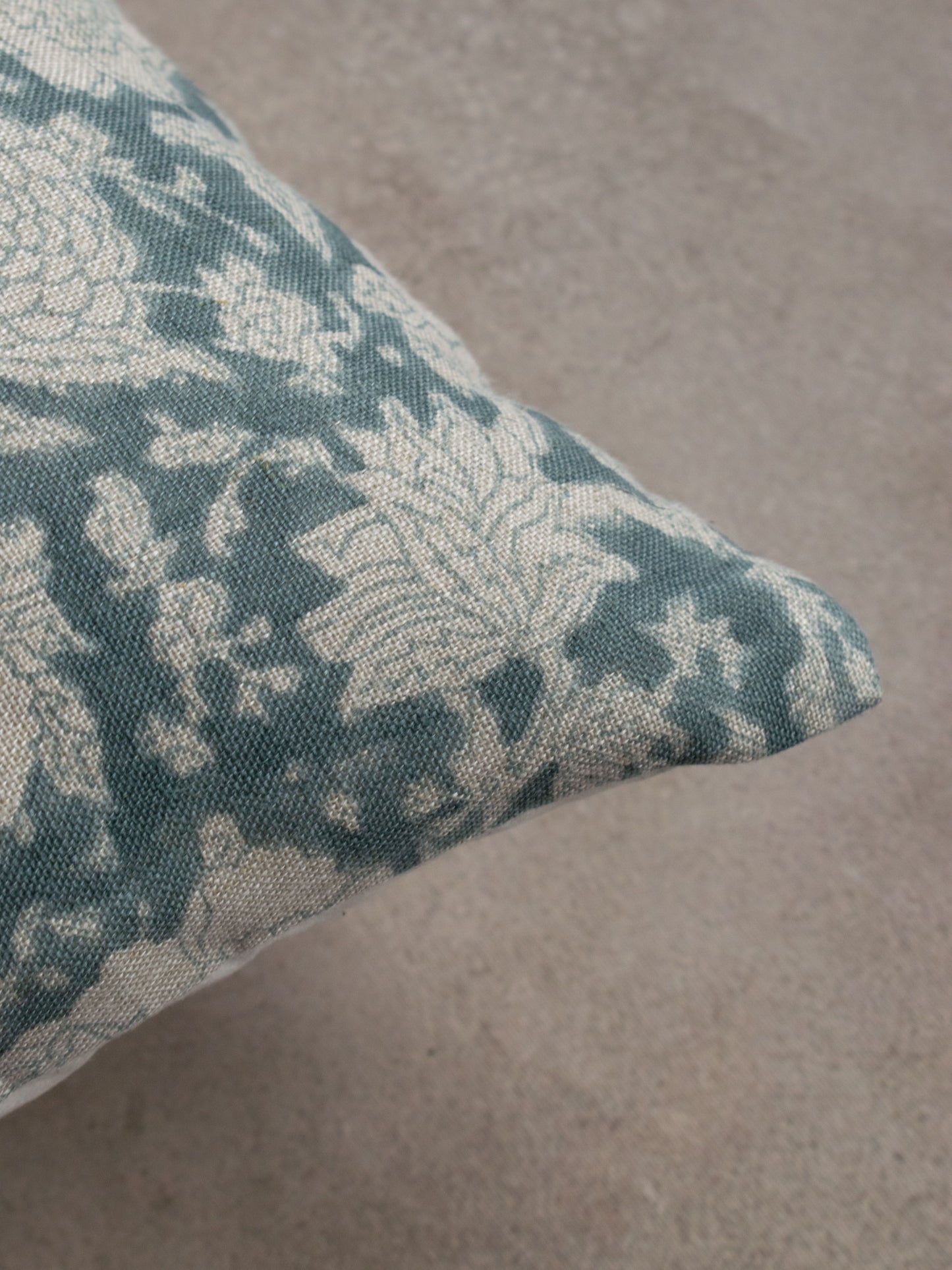 YASMIN BLOCKPRINT CUSHION - details- ALTROVE