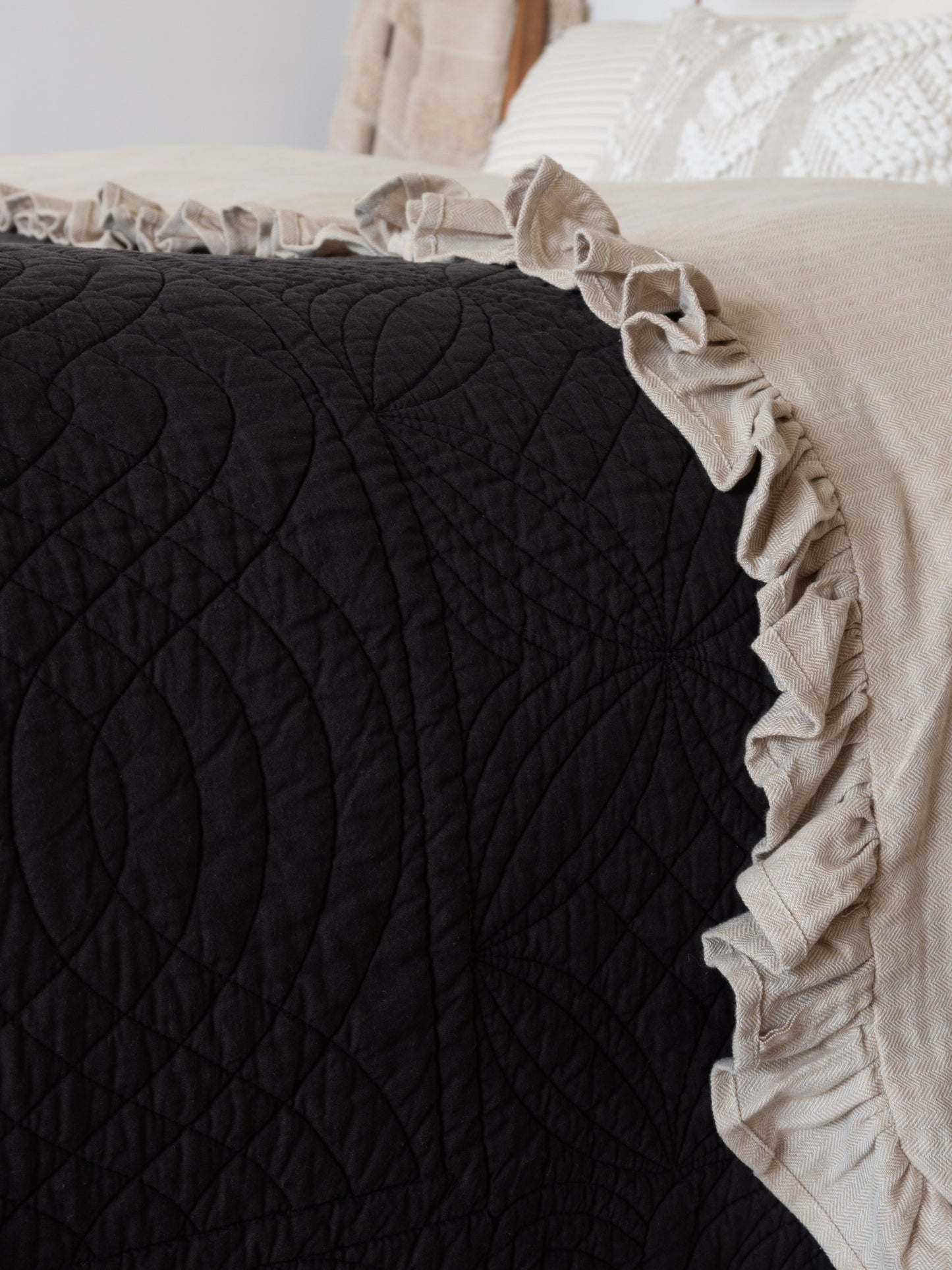 FLEUR EMBROIDERED BLACK QUILT