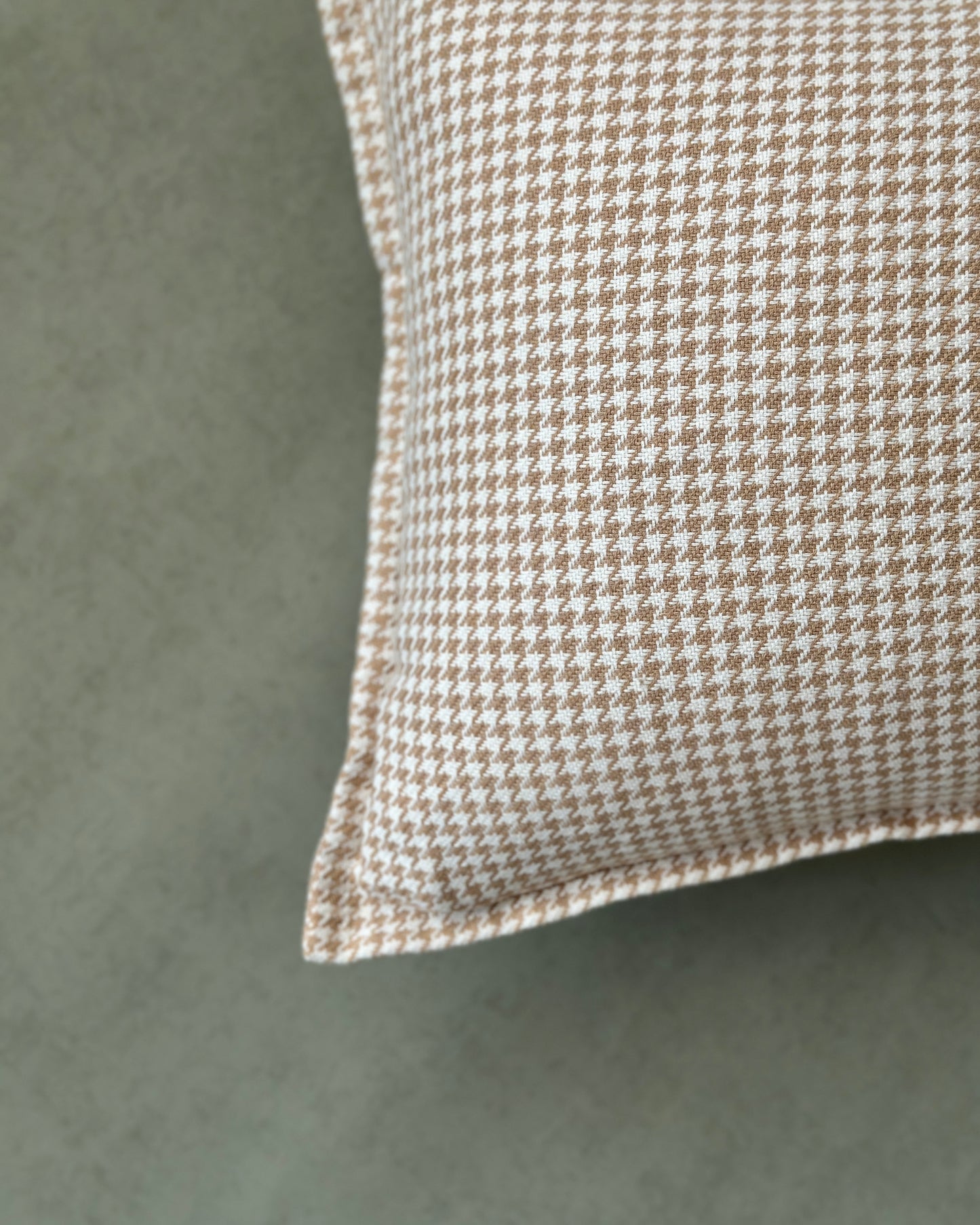 JULES HOUNDSTOOTH CUSHION in BEIGE- details - ALTROVE