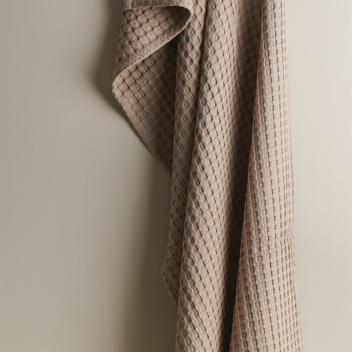 BEEHIVE WAFFLE BATH TOWEL