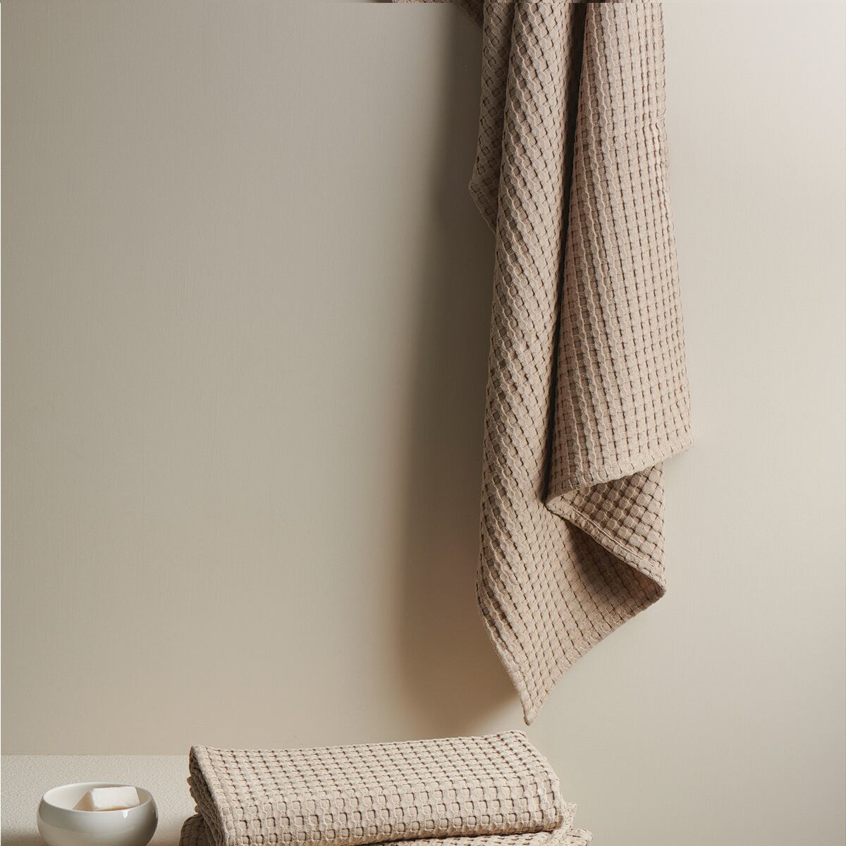 BEEHIVE WAFFLE BATH TOWEL
