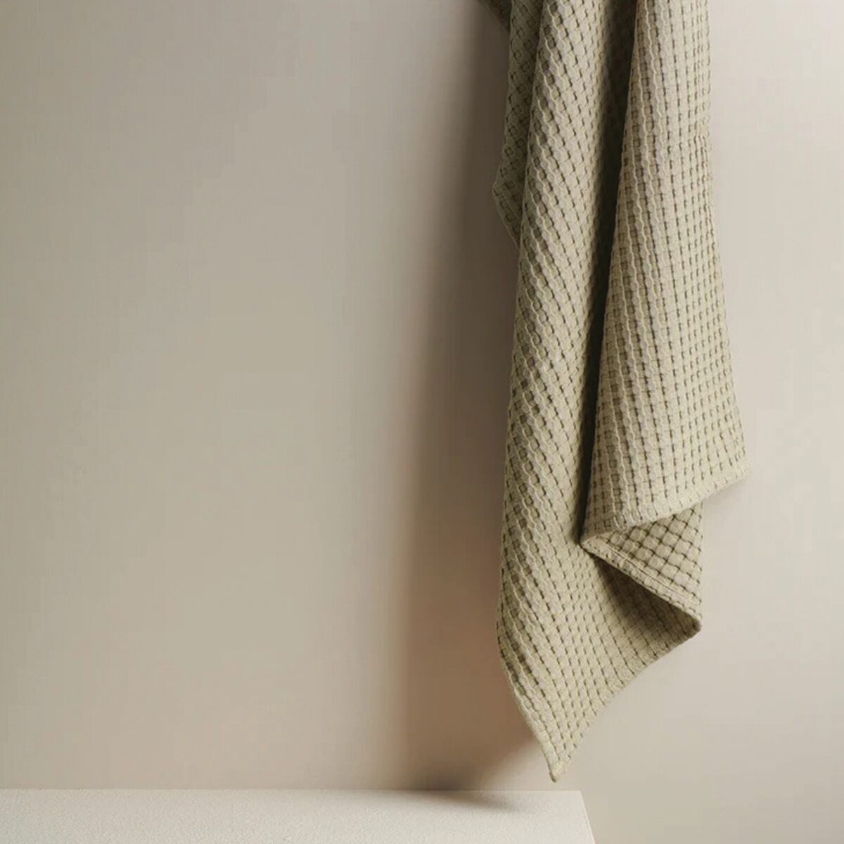 BEEHIVE WAFFLE BATH TOWEL