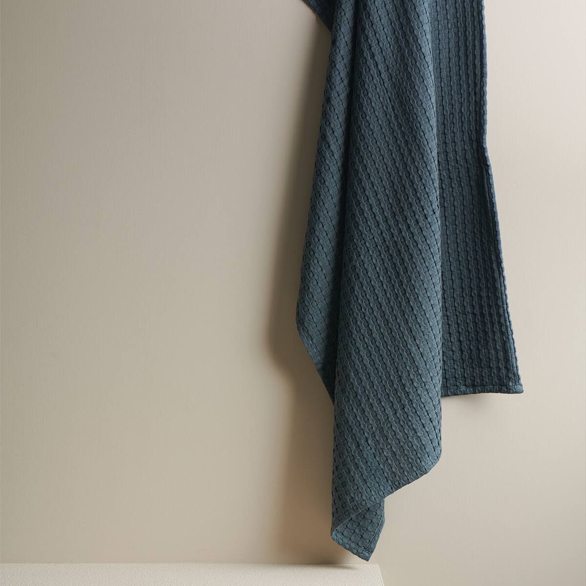 BEEHIVE WAFFLE BATH TOWEL