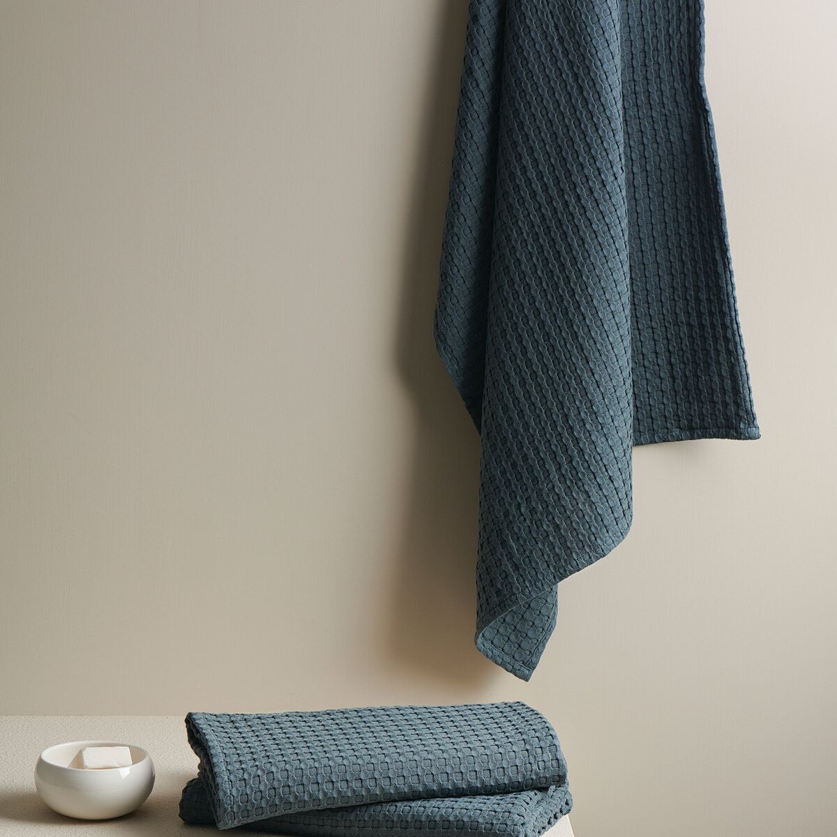 BEEHIVE WAFFLE BATH TOWEL