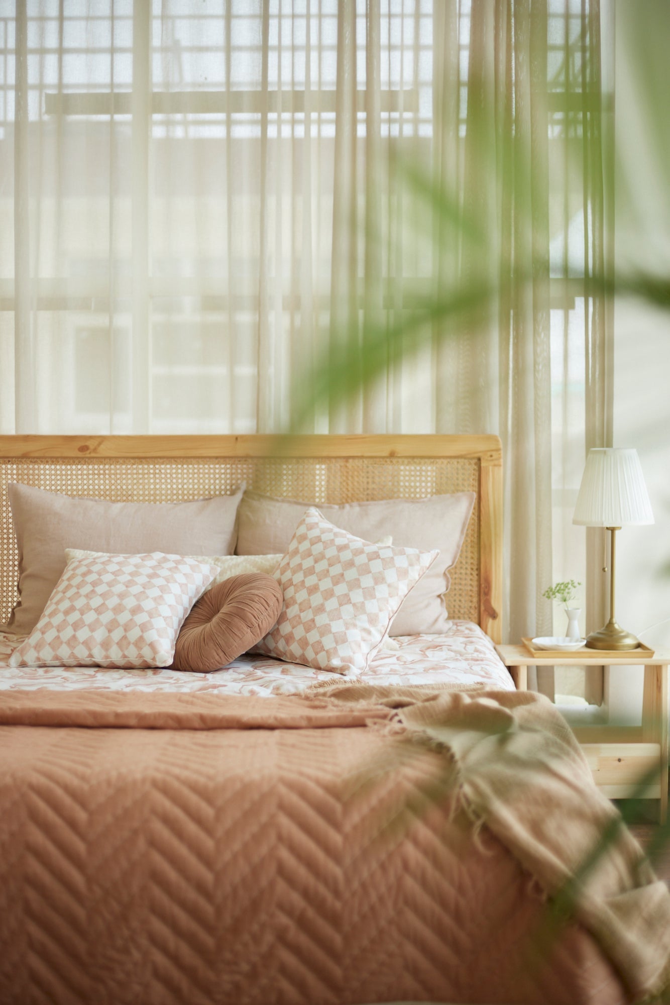 CHECKER BLUSH CUSHION COVER