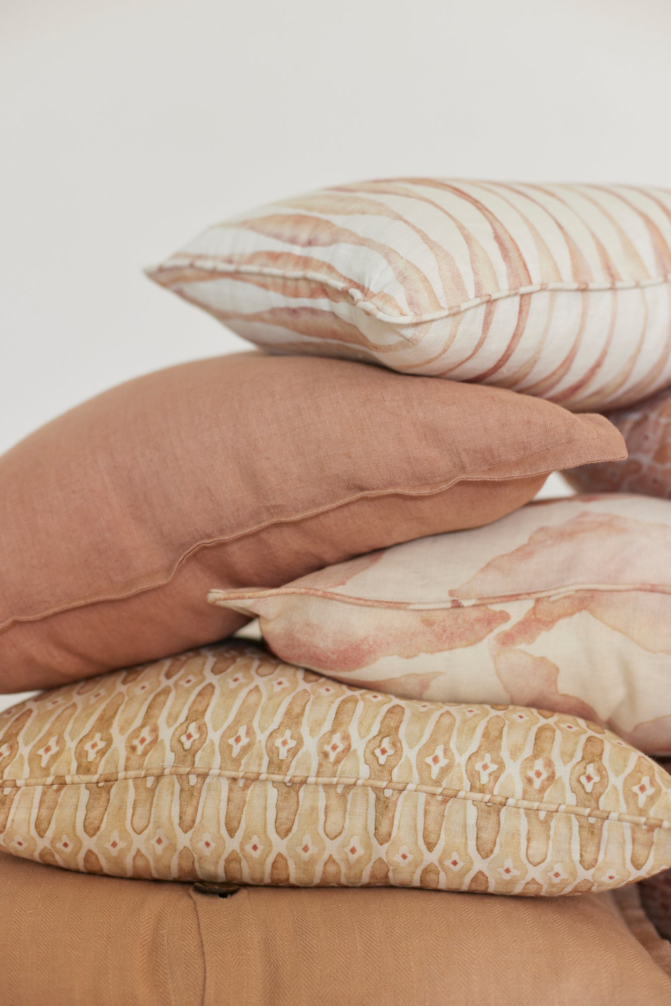CASCADE BLUSH CUSHION COVER