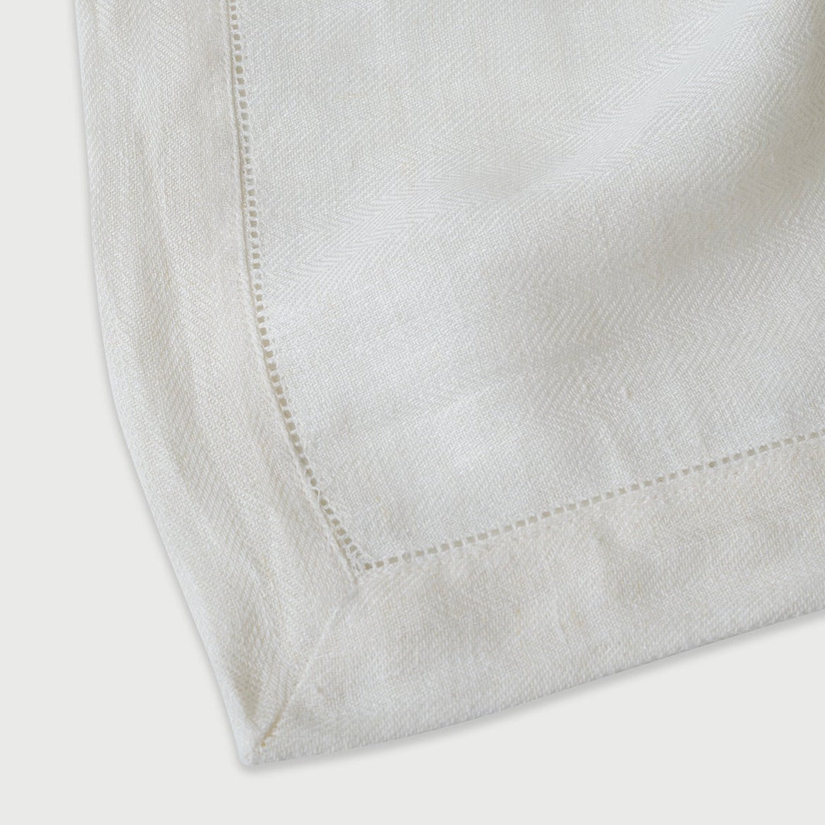 LINEN IVORY HERRINGBONE TABLE COVER