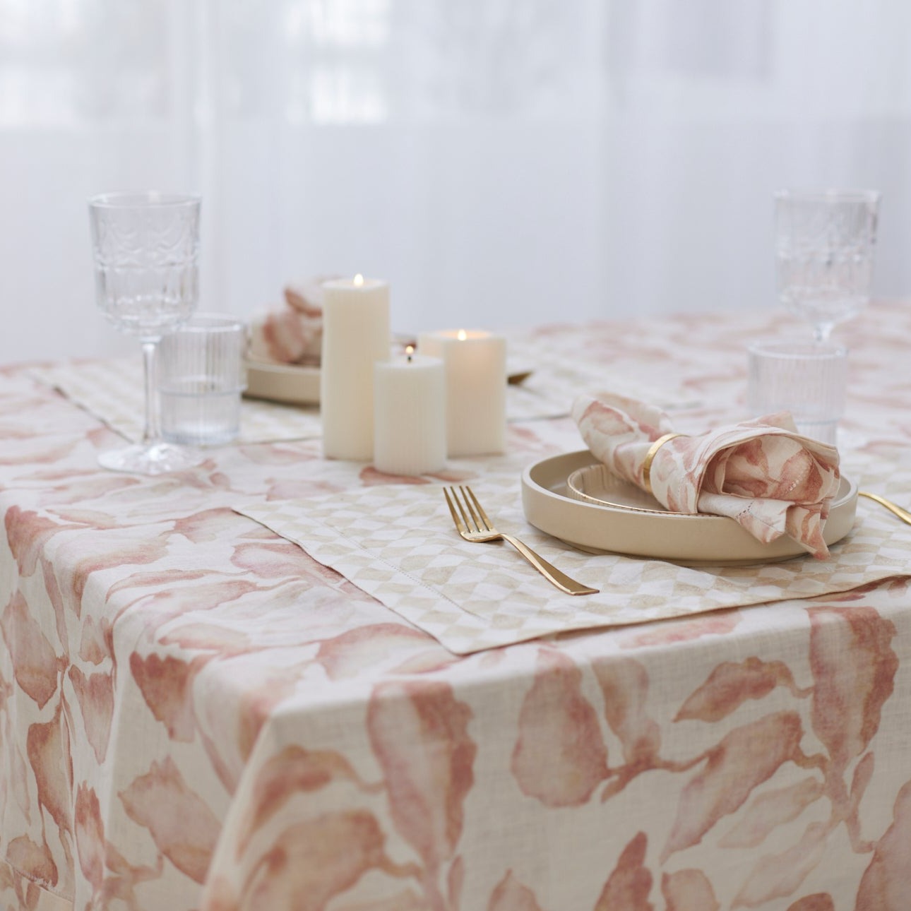 CASCADE BLUSH TABLE COVER