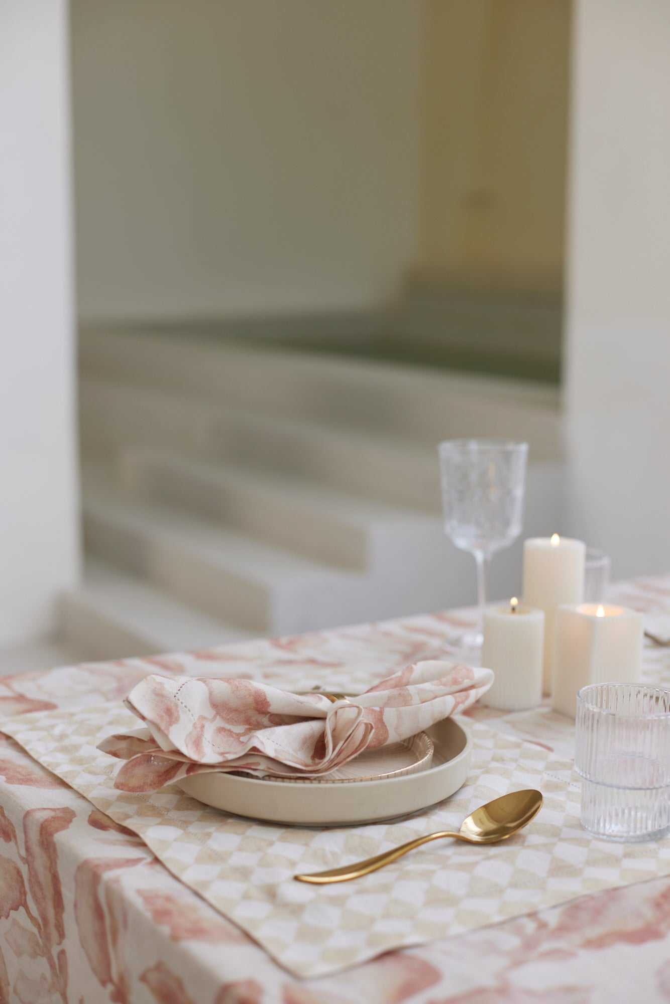 CASCADE BLUSH TABLE COVER