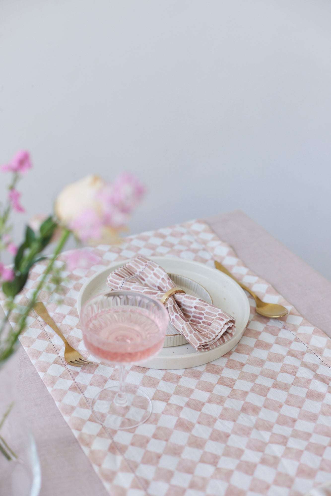 SOFT PINK LINEN TABLE COVER