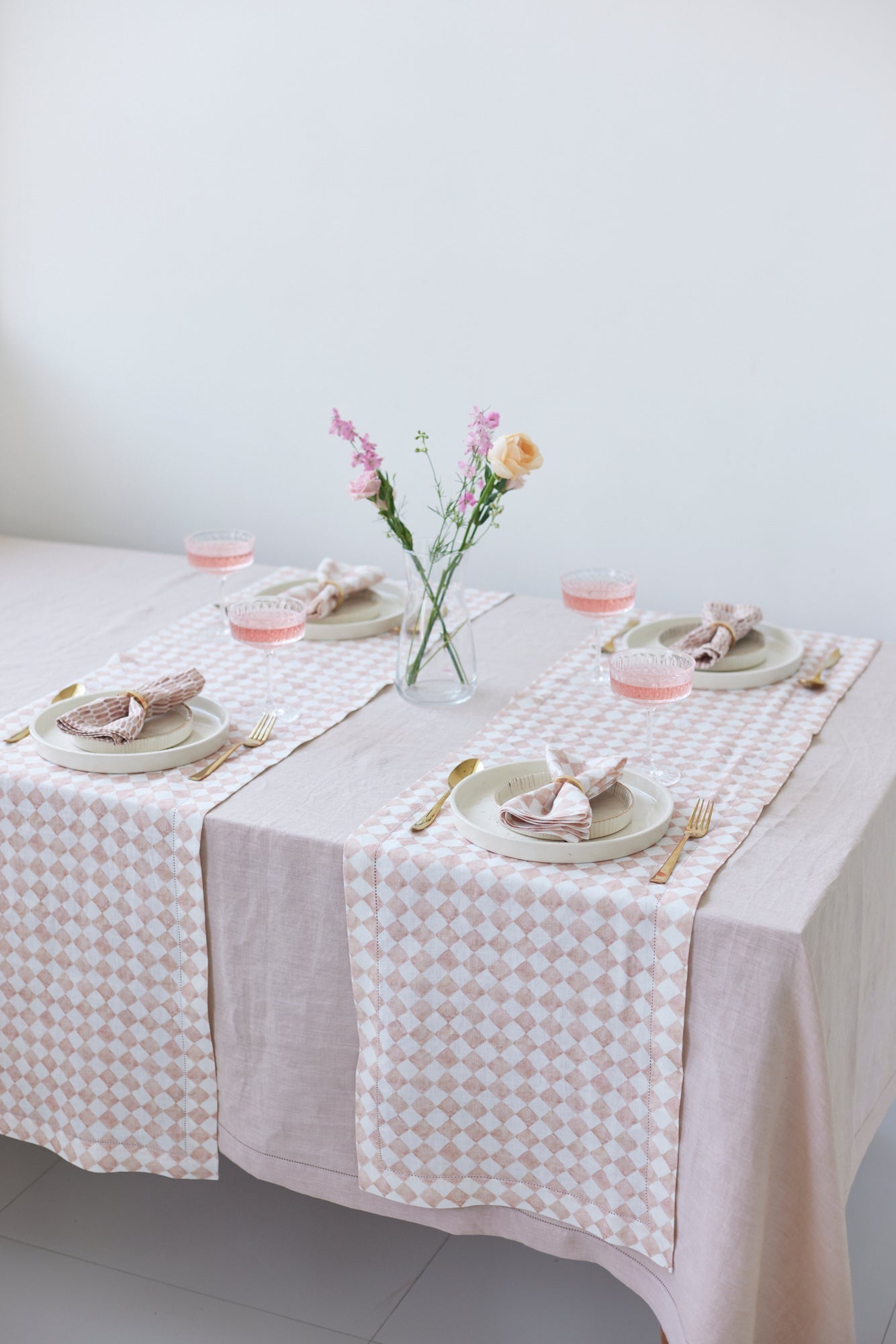 SOFT PINK LINEN TABLE COVER