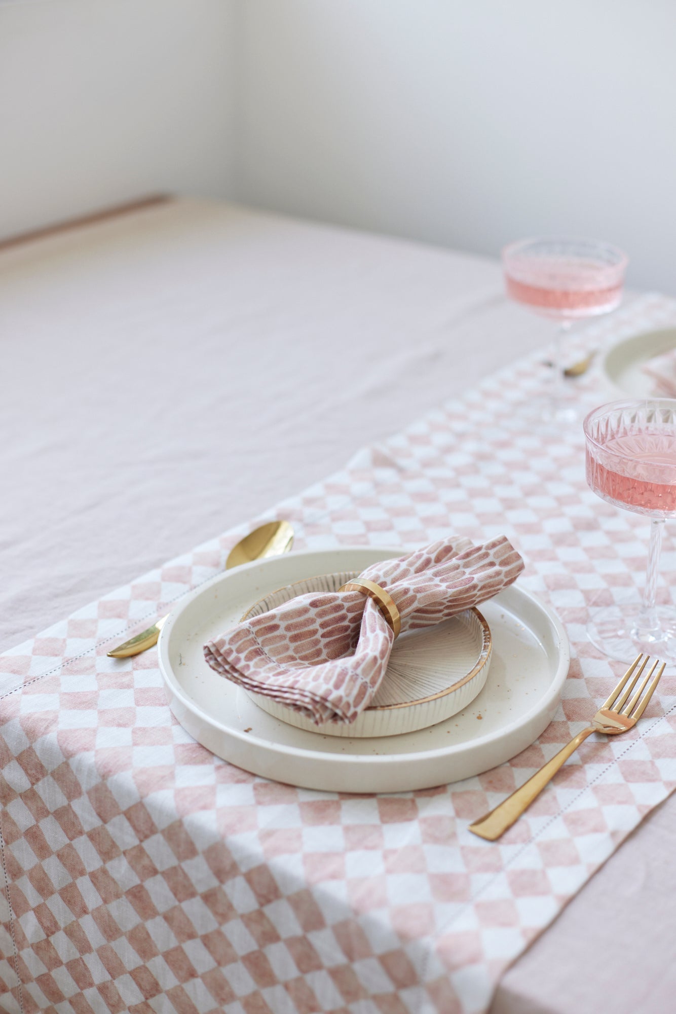 SOFT PINK LINEN TABLE COVER