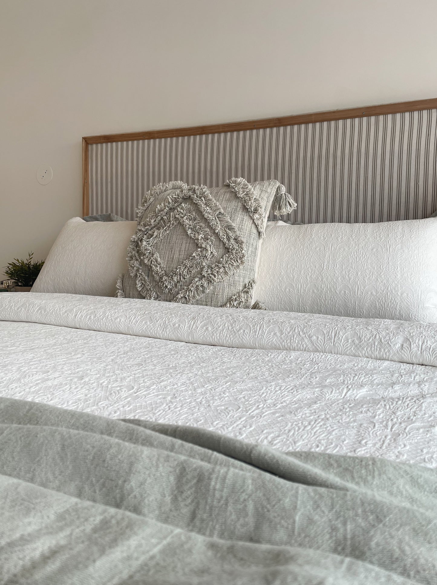 GISSELLE JACQUARD BEDCOVER SET