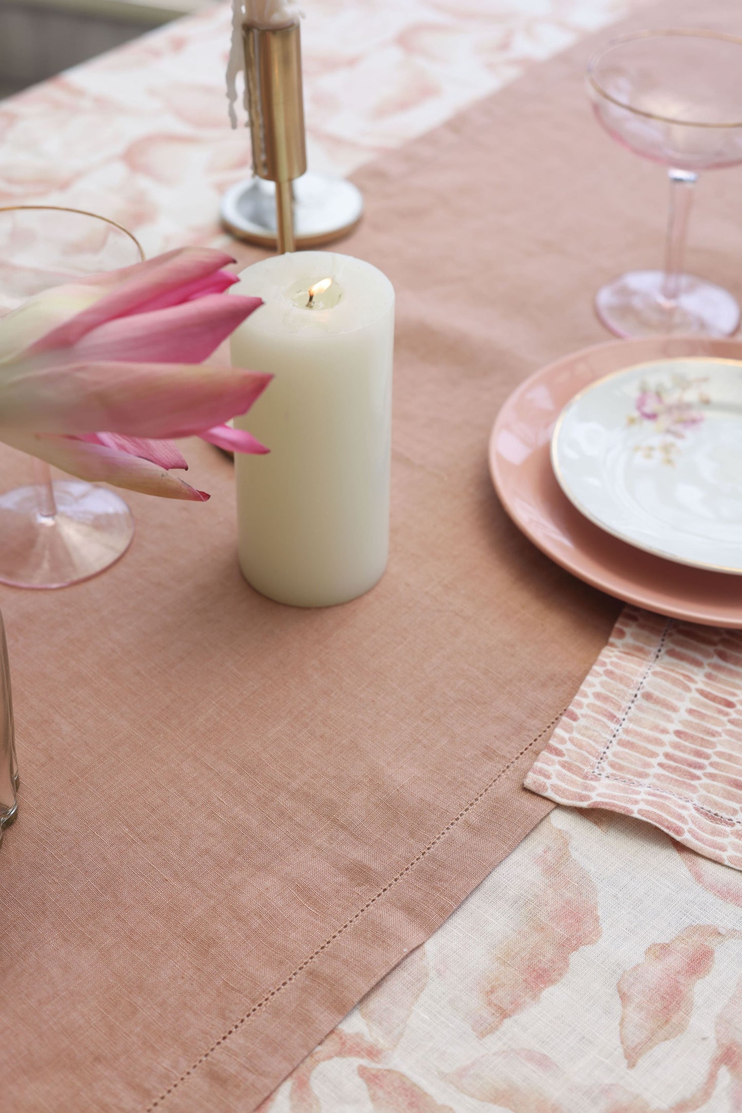 CASCADE BLUSH TABLE COVER
