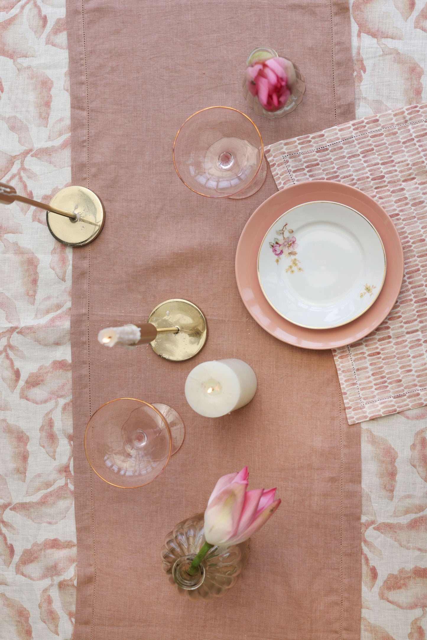 CASCADE BLUSH TABLE COVER