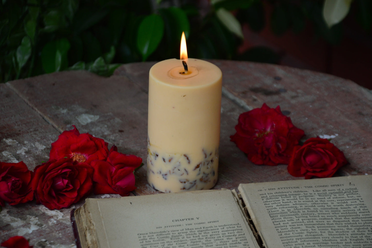 GUL GARDEN OF ROSES BOTANICAL SOY PILLAR CANDLE