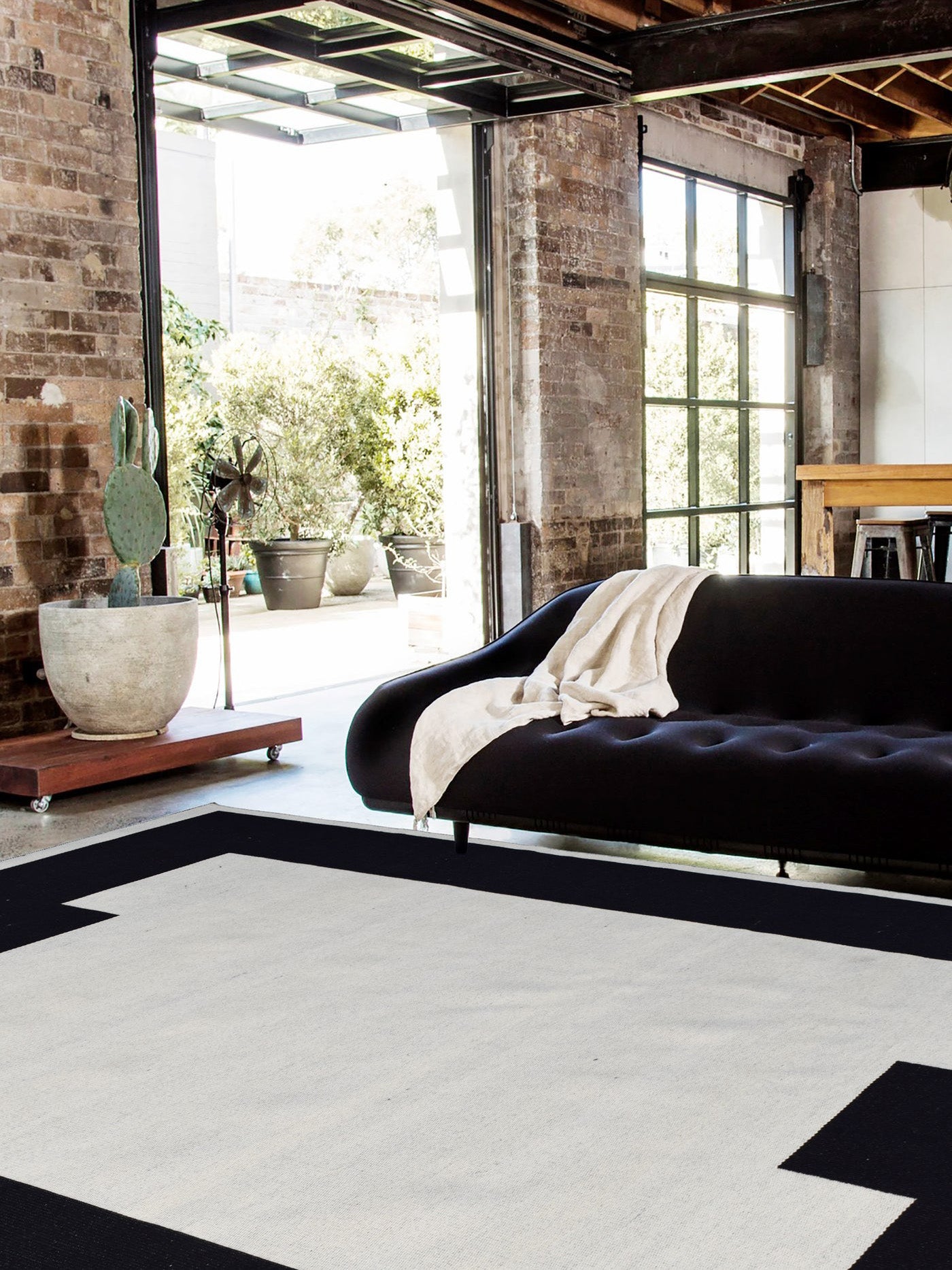 CHAIN HAND-WOVEN REVERSIBLE RUG