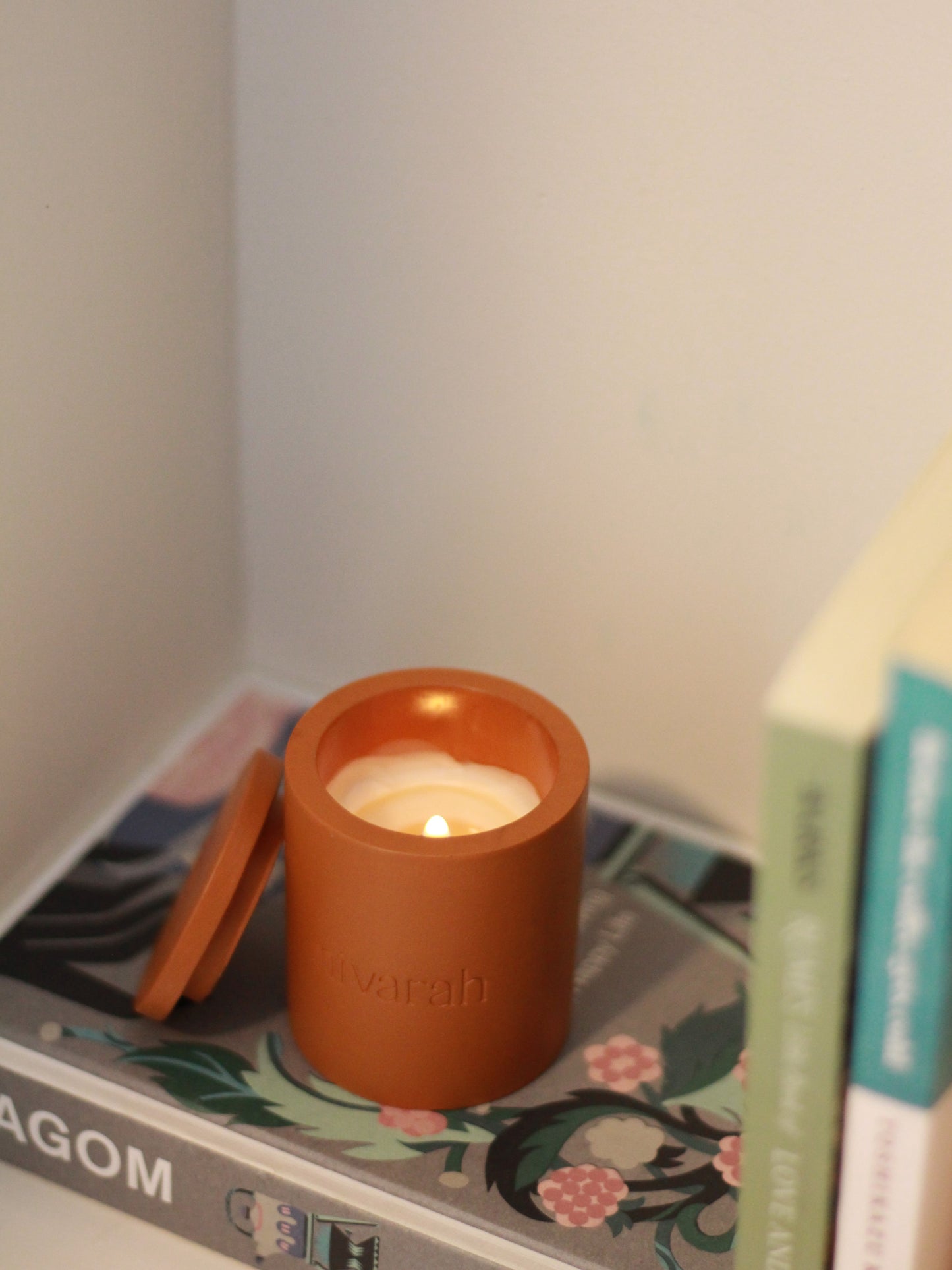 VANILLA CARAMEL SCENTED CANDLE - SMALL