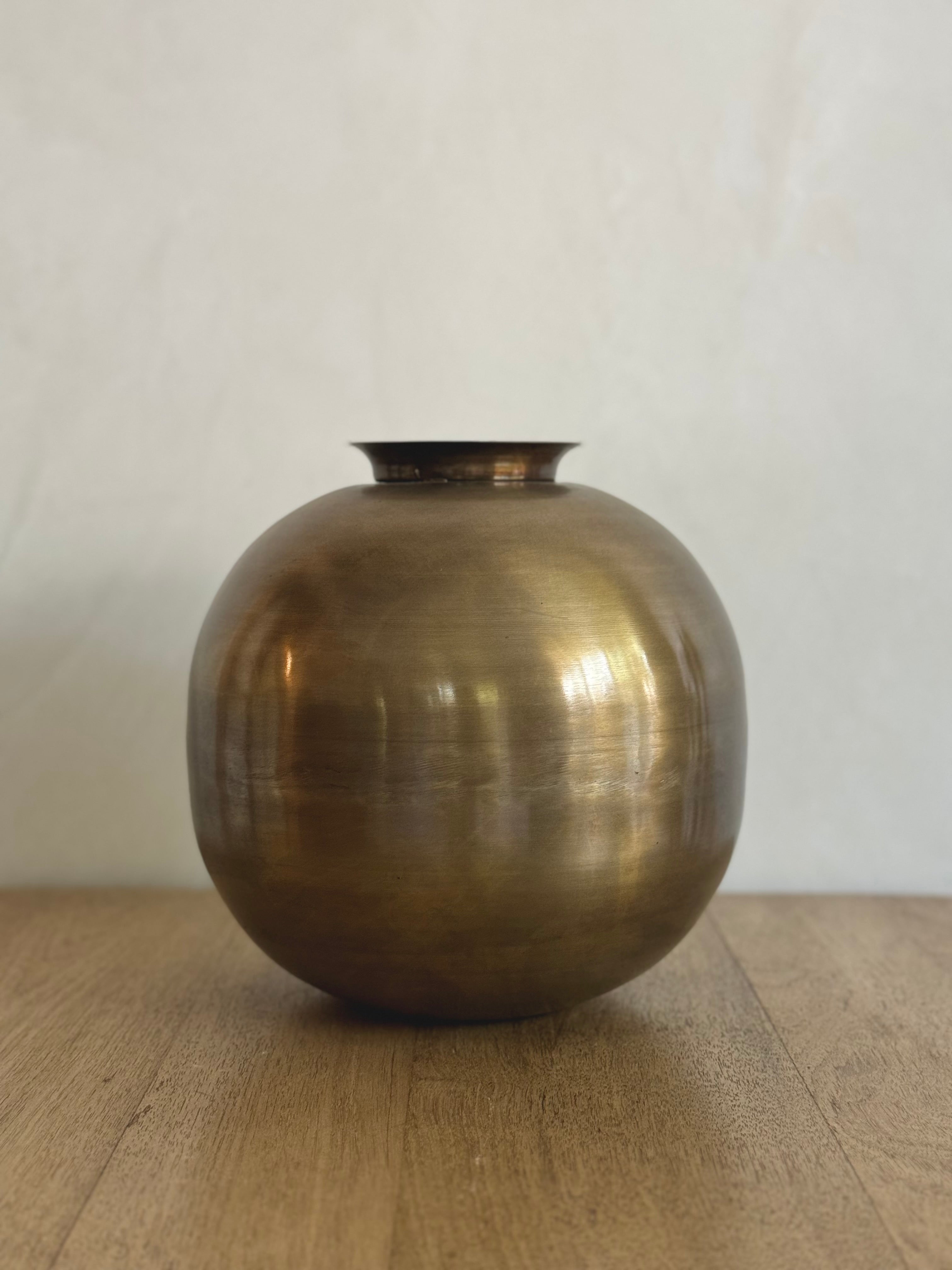BRASS VASES- detailed- ALTROVE