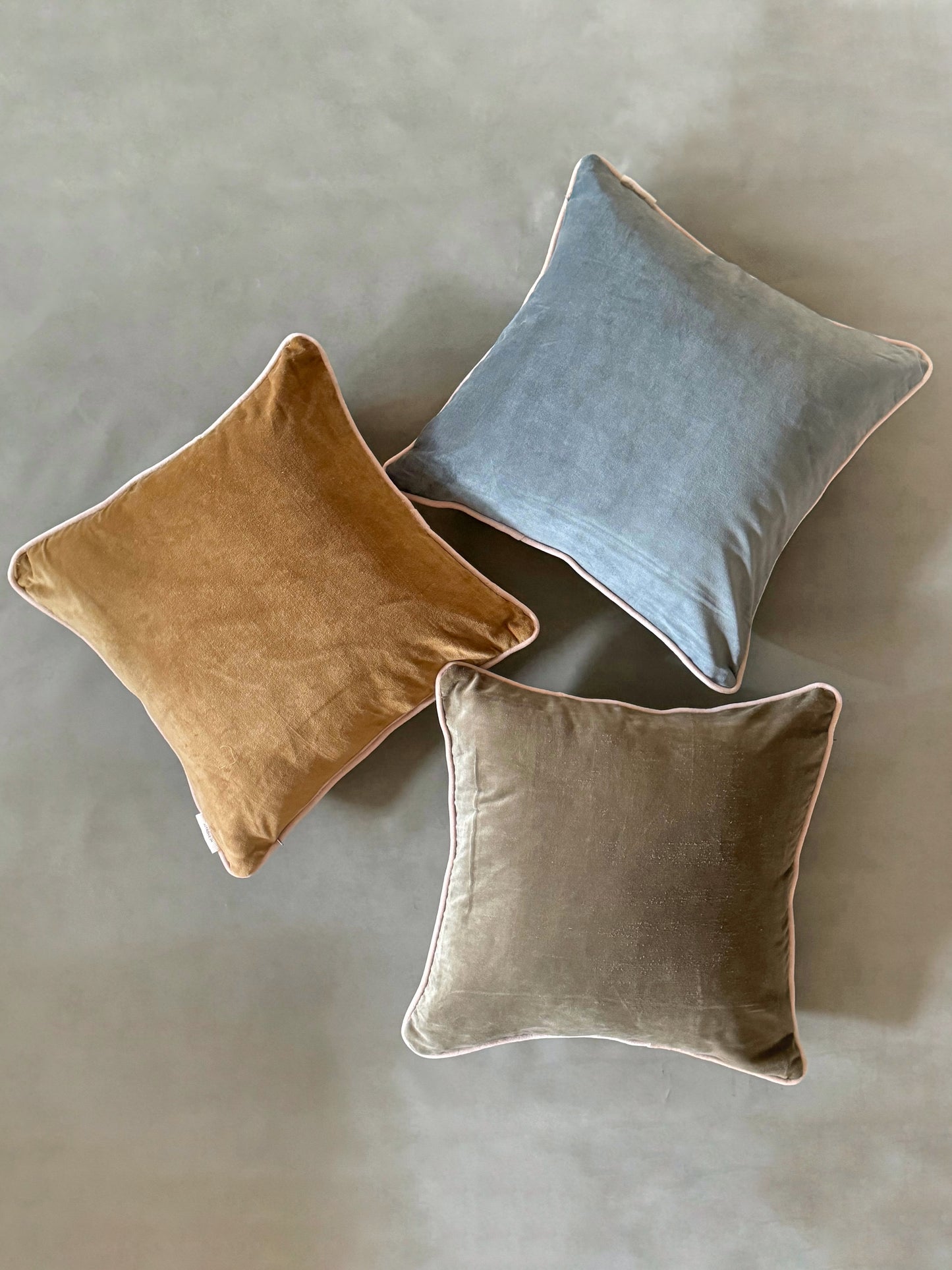 LILA VELVET CUSHION