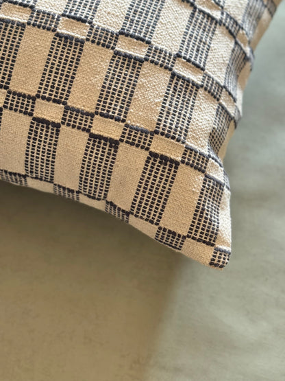 EZRA CUSHION II in BLACK - detail - ALTROVE