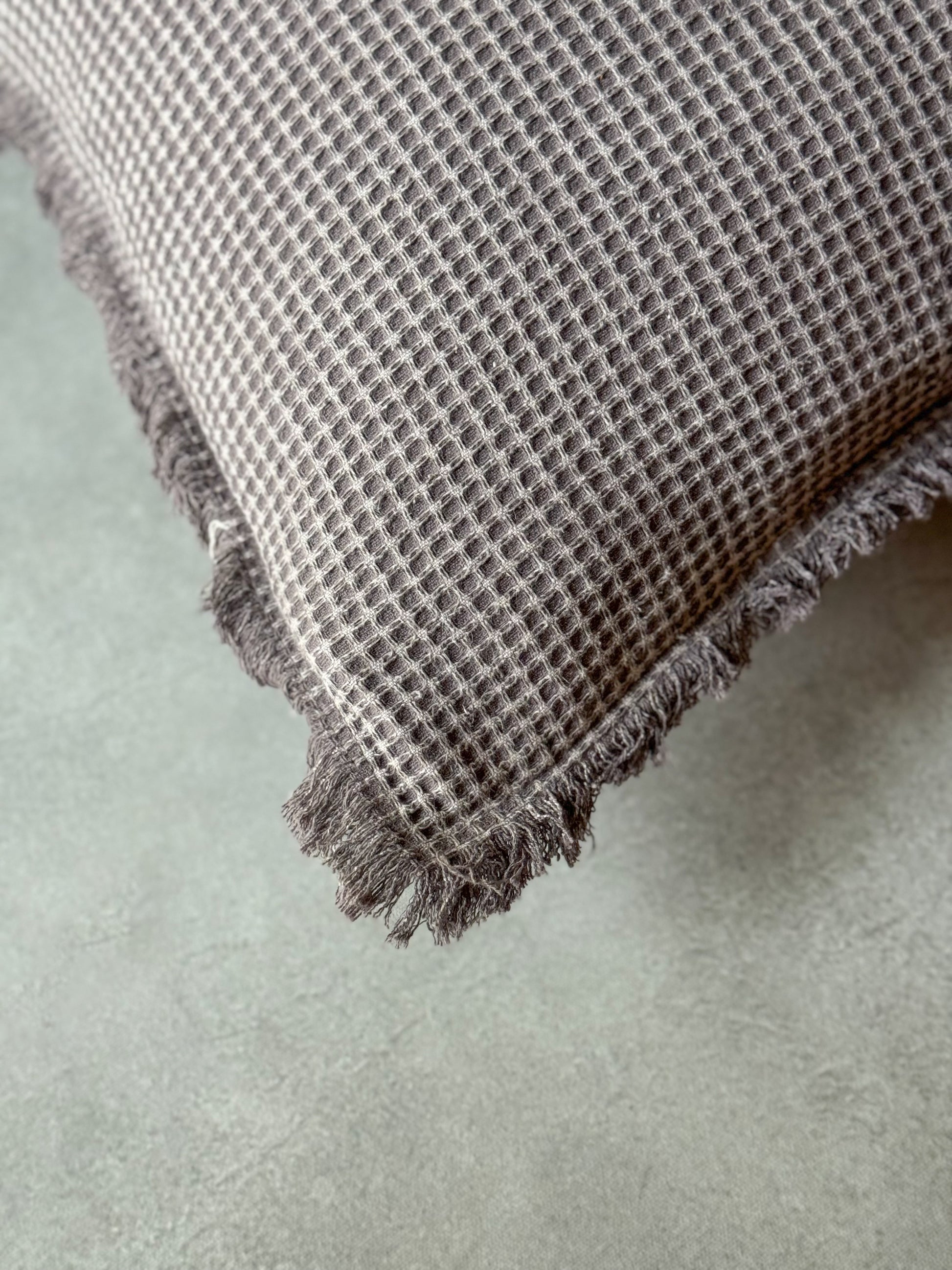 WAFFLE CUSHION in grey -ALTROVE