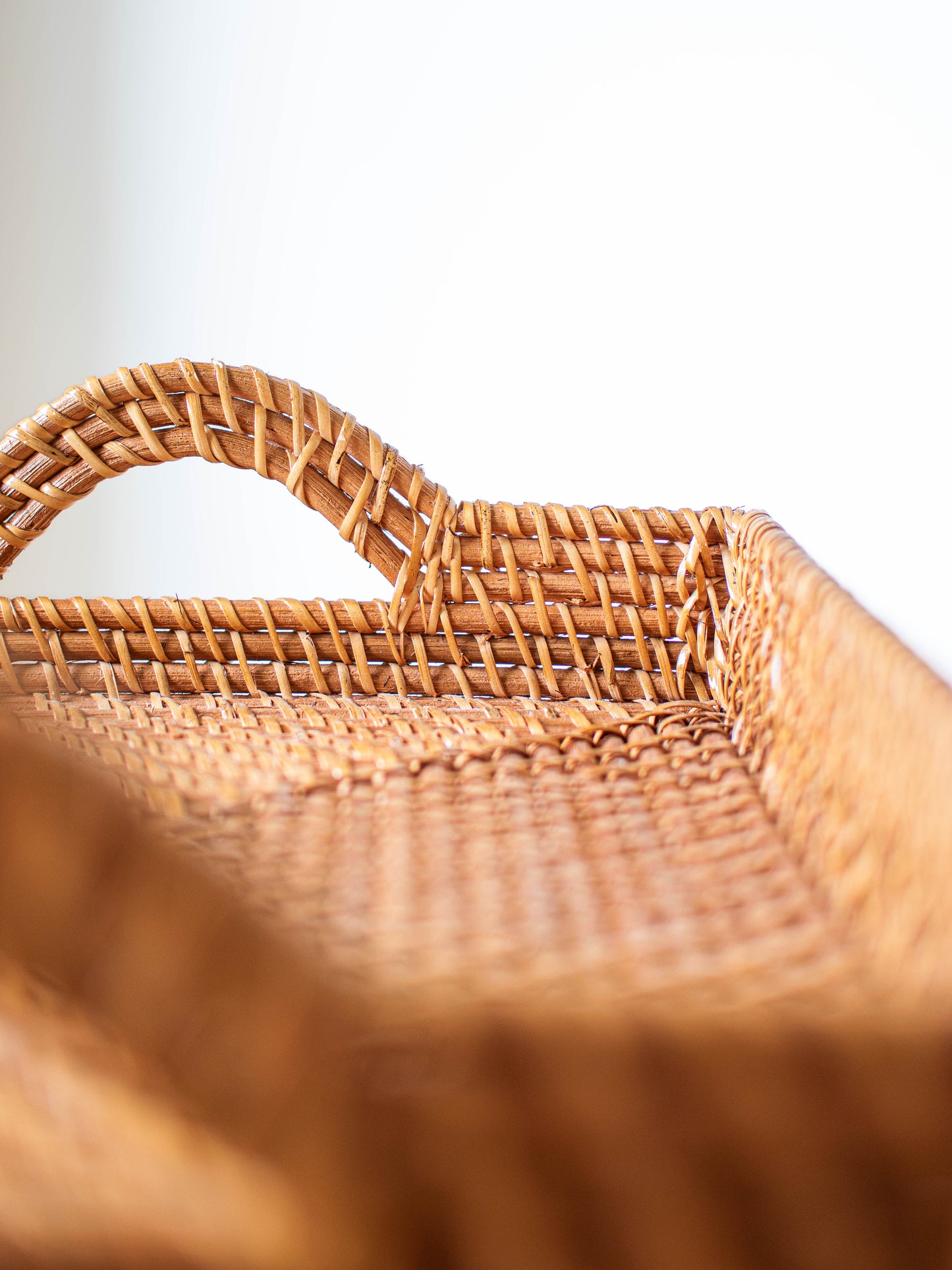 HONEY RATTAN TRAY WITH HANDLE