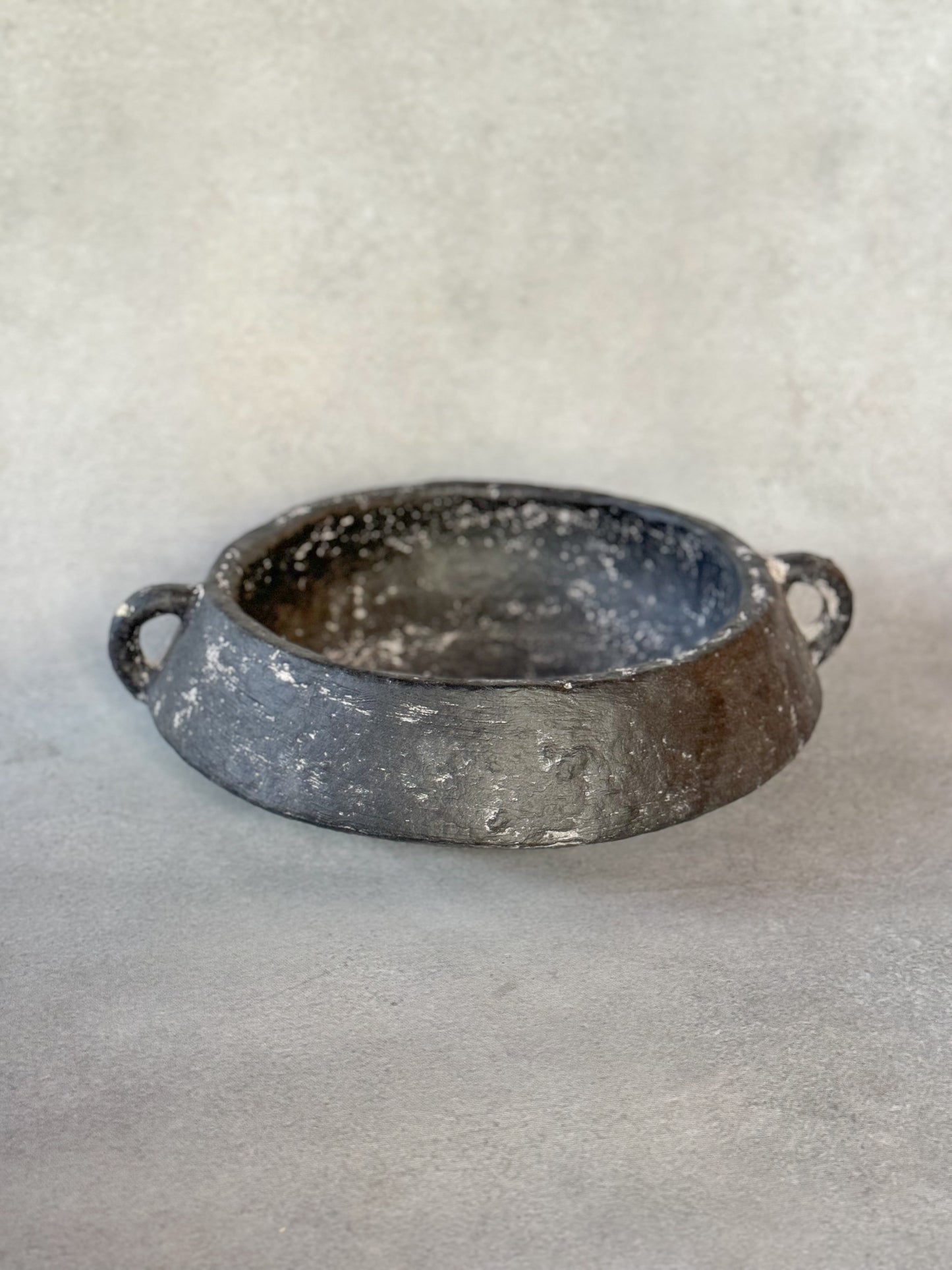 SAINZ PAPER MACHE FLAT BOWL