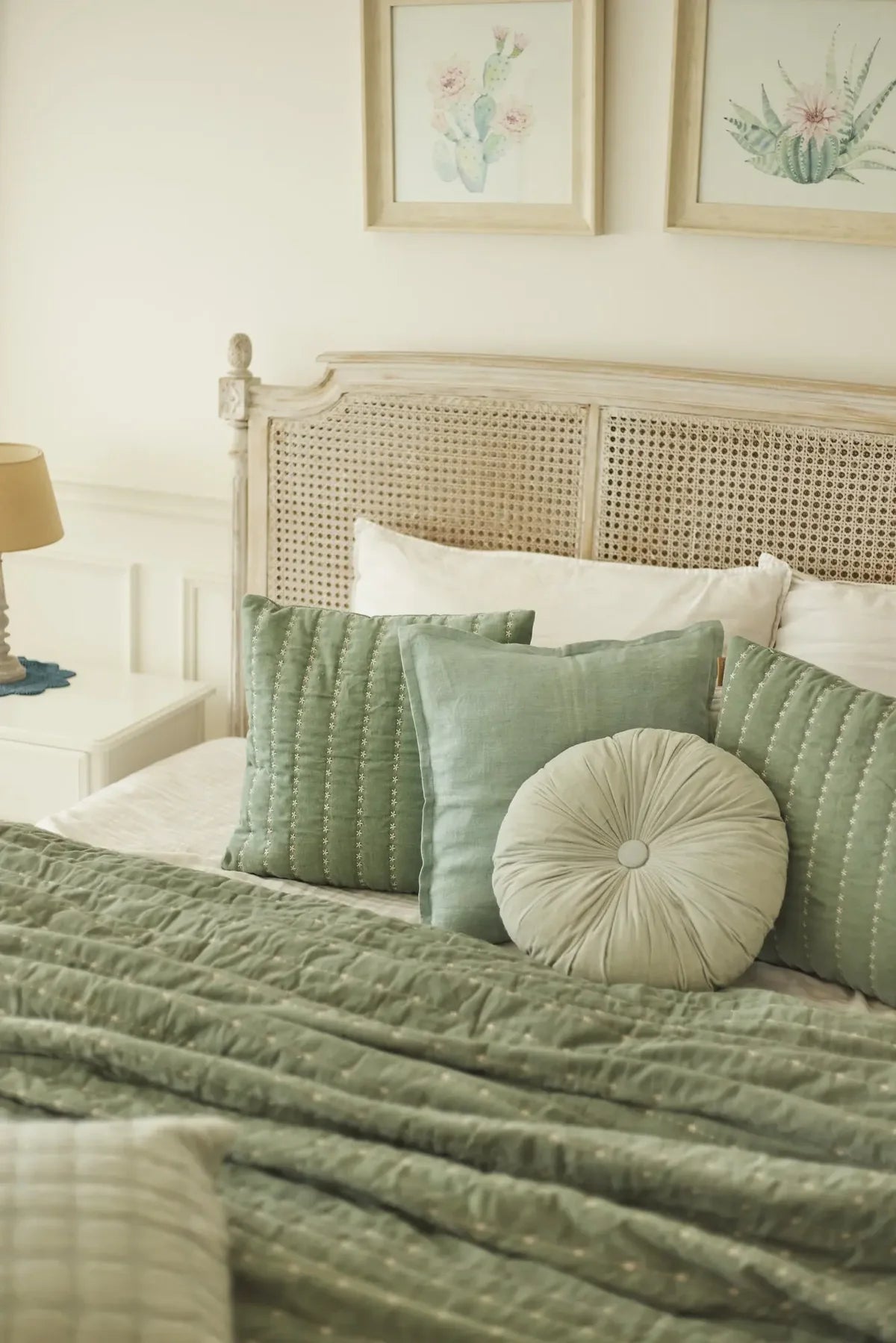 CUDDLE  SAGE VELVET ROUND CUSHION