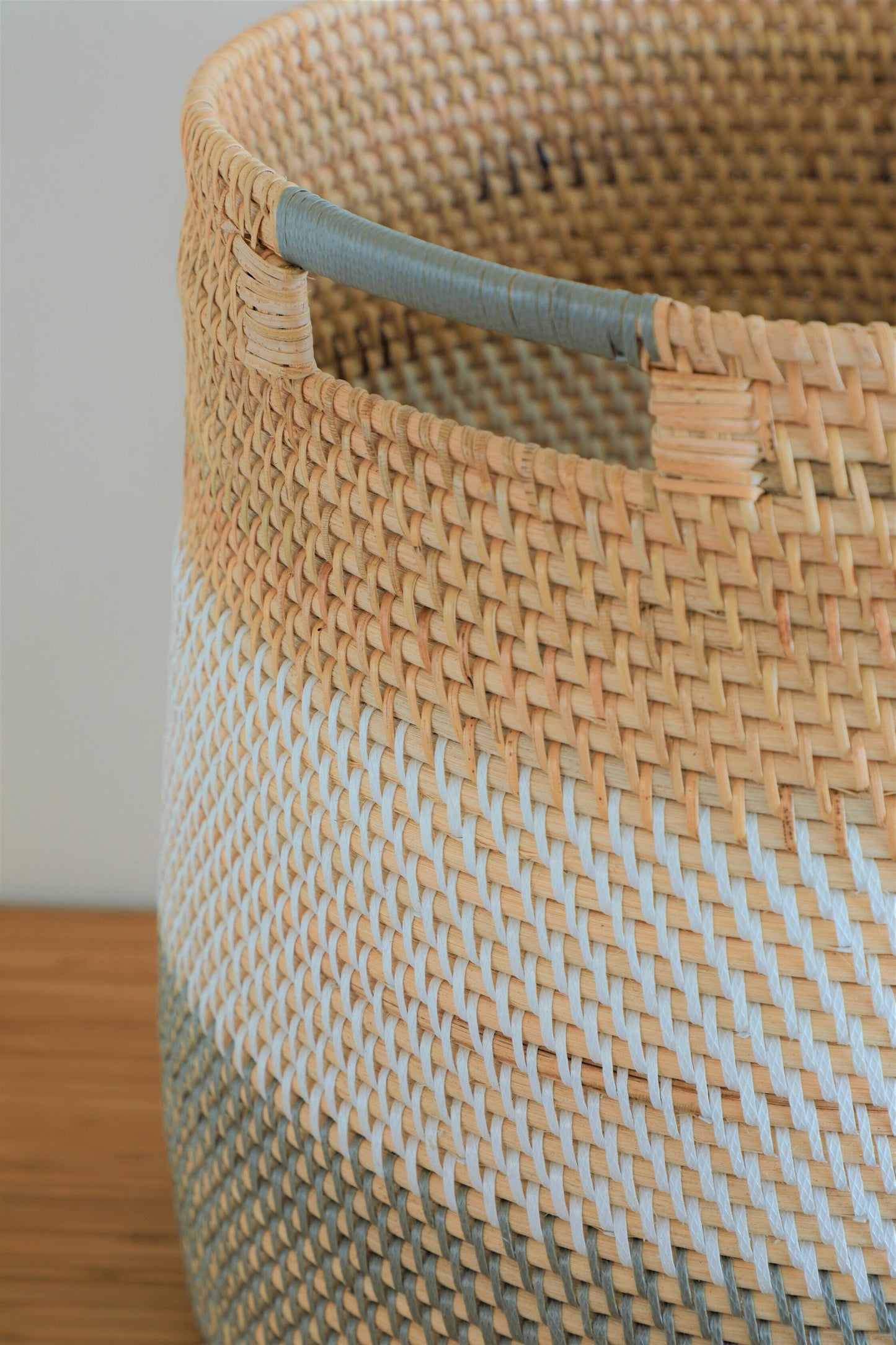 RATTAN PLANTER GREY WHITE NATURAL