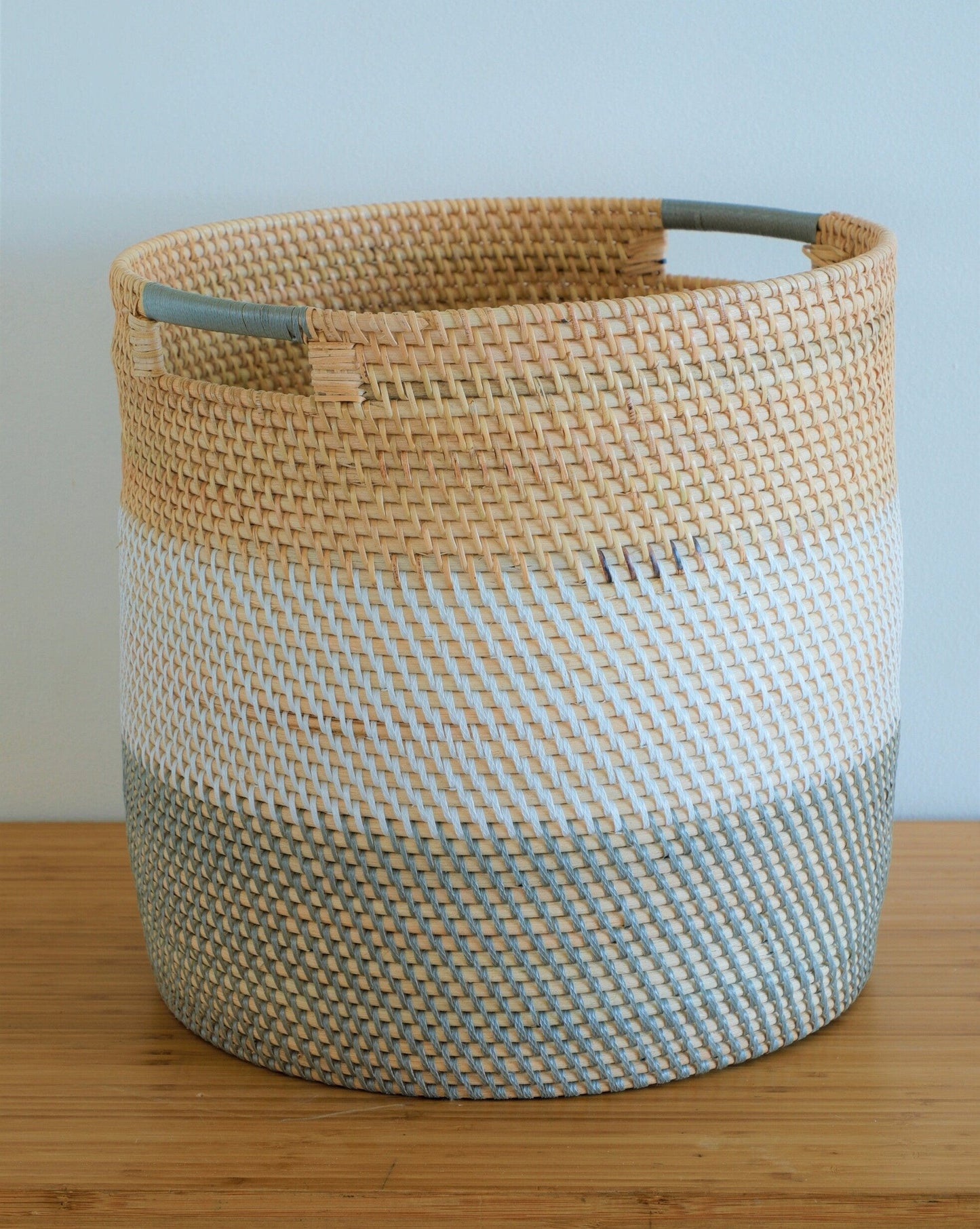 RATTAN PLANTER GREY WHITE NATURAL