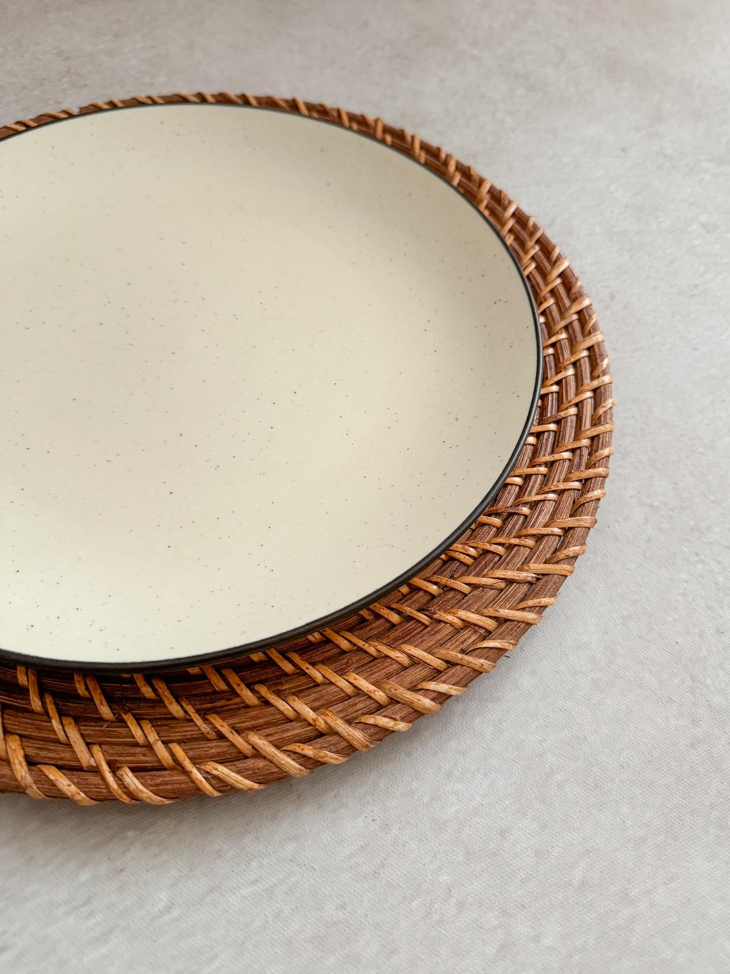 RATTAN CHARGER PLATE