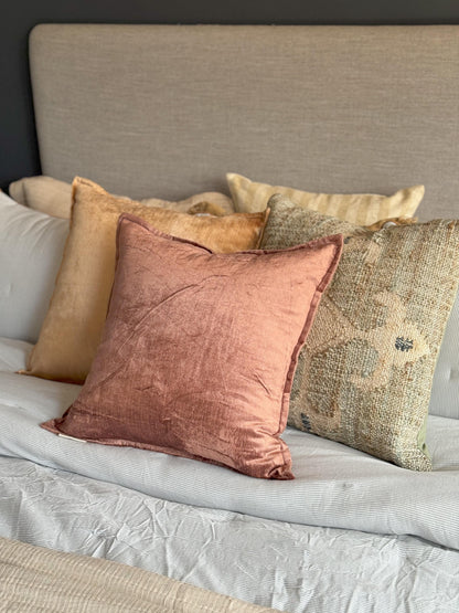 ALANA VELVET CUSHION in PINK - details - ALTROVE