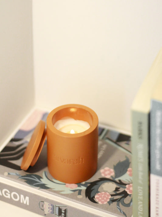 VANILLA CARAMEL SCENTED CANDLE - SMALL