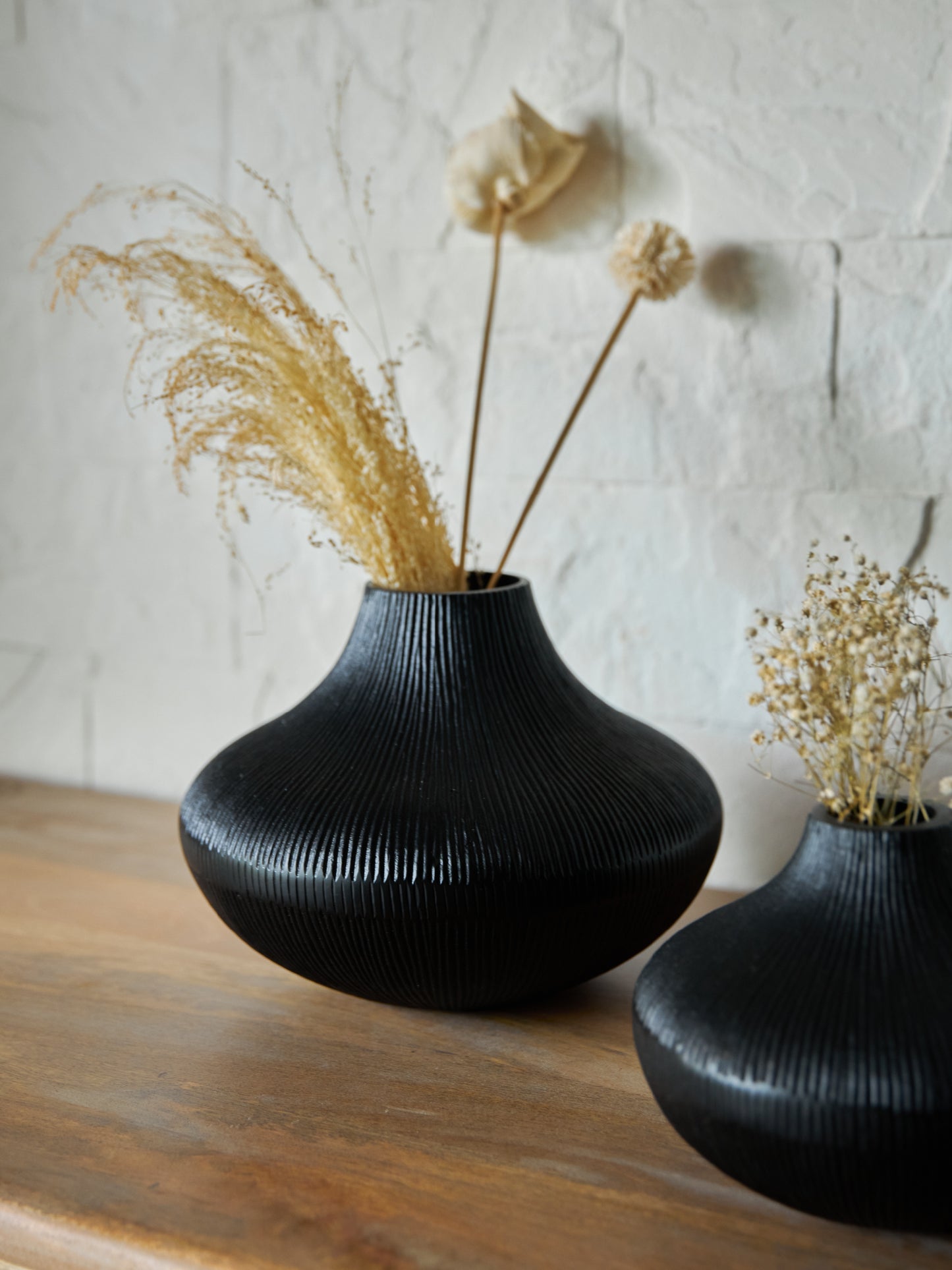 RIBBED VASE - BLACK